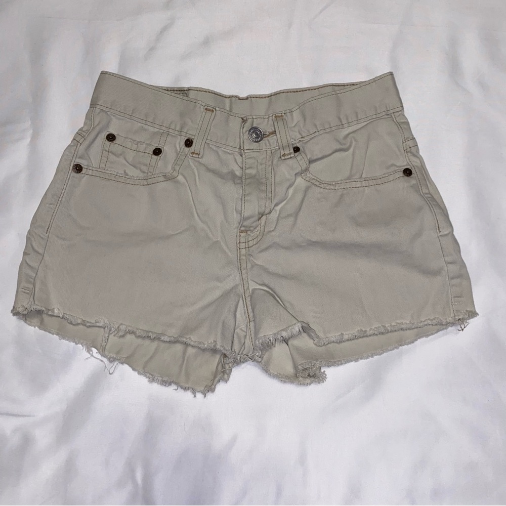Vintage Levi’s tan shorts